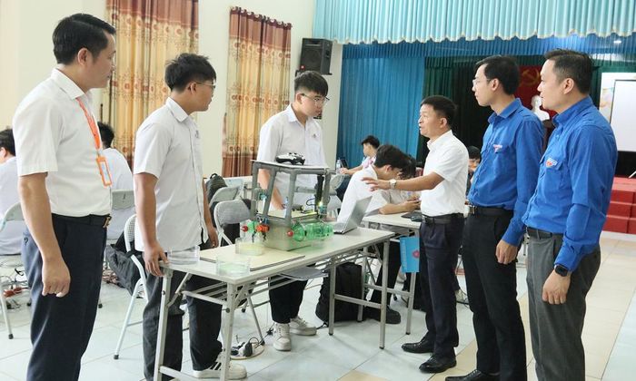 Các đại biểu động viên thí sinh trước giờ thi.
