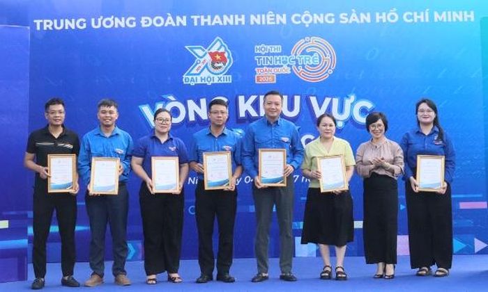 Đại diện Ban tổ chức trao Chứng nhận cho các đơn vị tỉnh, thành đoàn tham gia Hội thi Tin học trẻ vòng Khu vực miền Bắc năm 2026.