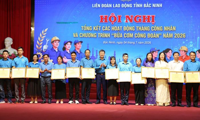  Trao Bằng khen của Tổng Liên đoàn Lao động Việt Nam cho các cá nhân. 