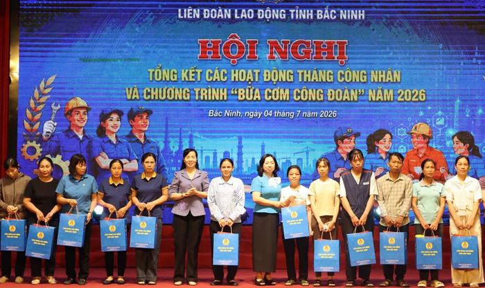  Các đồng chí Thái Thu Xương và Nguyễn Thị Hà trao quà động viên người lao động có hoàn cảnh khó khăn. 