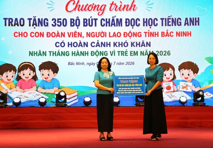  Phó Chủ tịch Tổng Liên đoàn Lao động Việt Nam (trái) trao tượng trưng 350 bộ bút chấm đọc tiếng Anh cho con đoàn viên, người lao động tỉnh Bắc Ninh. 
