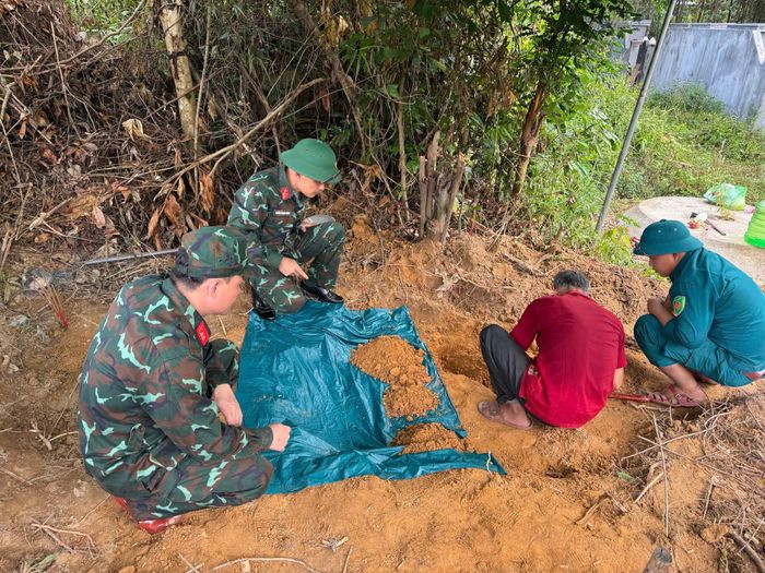 Ban chỉ huy Quân sự xã Nông Sơn tìm kiếm hài cốt liệt sĩ. Ảnh: ĐVCC