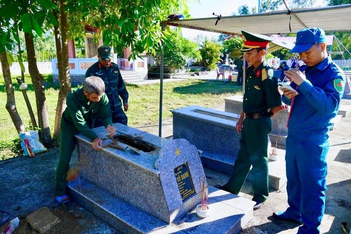 Lấy mẫu hài cốt liệt sĩ chưa xác định được thông tin tại Nghĩa trang liệt sĩ Đại Tân. Ảnh: ĐVCC