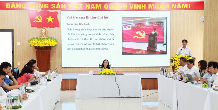 Đại diện các chi bộ trường học phường Hòa Cường trao đổi tại tọa đàm do Đảng ủy phường tổ chức. Ảnh: ĐẮC MẠNH