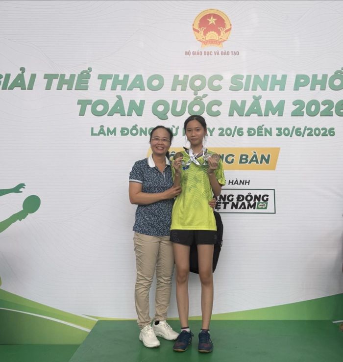 Mai Nguyễn Bảo Trâm và mẹ tại Giải thể thao học sinh phổ thông toàn quốc năm 2026. Ảnh: Huệ Nga