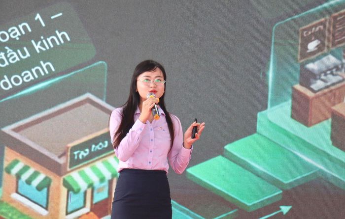 Đại diện Vietcombank giới thiệu các bộ giải pháp số toàn diện dành cho doanh nghiệp và hộ kinh doanh. Ảnh: QUỐC TUẤN