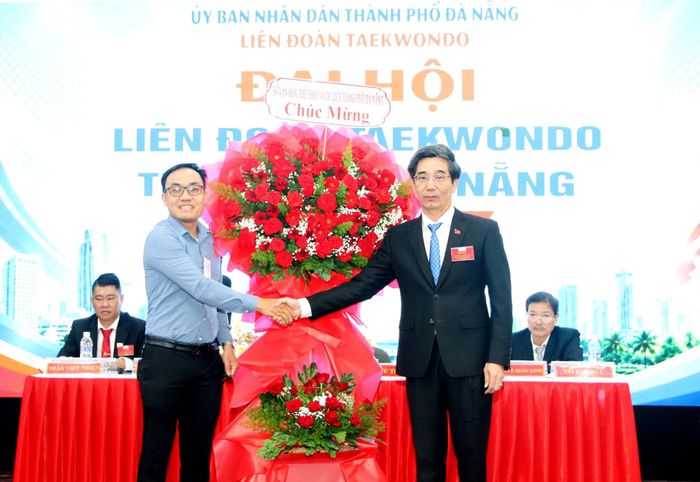 Đại diện Sở Văn hóa, Thể thao và Du lịch thành phố tặng hoa, chúc mừng đại hội. Ảnh: TRỌNG HUY