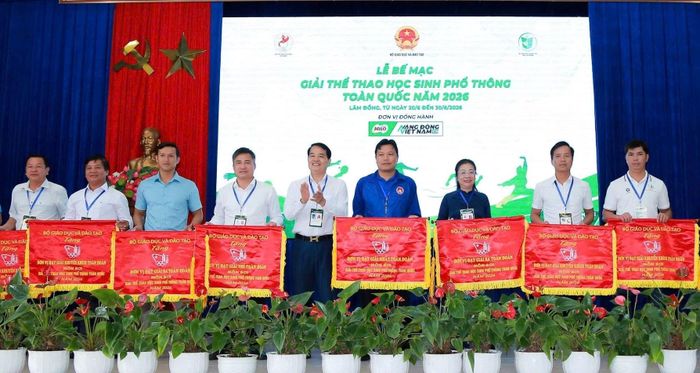 Đại diện đoàn thể thao học sinh Đà Nẵng (thứ 3, bên trái sang) nhận giải Ba toàn đoàn. Ảnh do nhân vật cung cấp