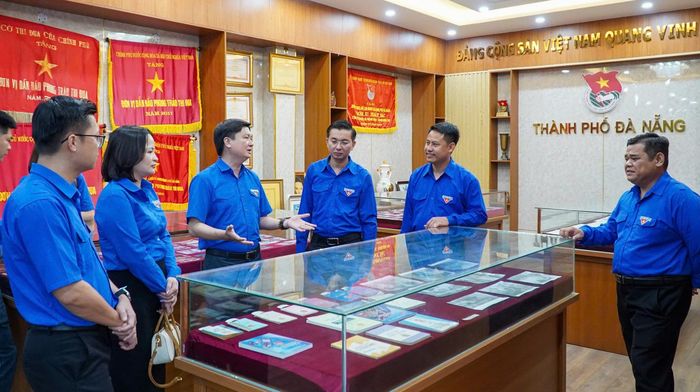Đoàn công tác Tỉnh đoàn Ninh Bình tham quan phòng truyền thống tại Thành đoàn Đà Nẵng. Ảnh: THU HƯƠNG