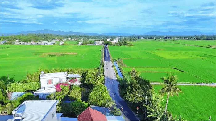 Diện mạo nông thôn xã Tây Hồ thay đổi khi các tuyến giao thông được mở rộng. Ảnh: TRUNG HIẾU