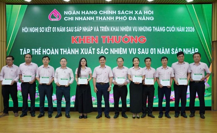 Chi nhánh Ngân hàng Chính sách xã hội thành phố Đà Nẵng khen thưởng các tập thể hoàn thành xuất sắc nhiệm vụ sau một năm sáp nhập. Ảnh: QUANG VIỆT