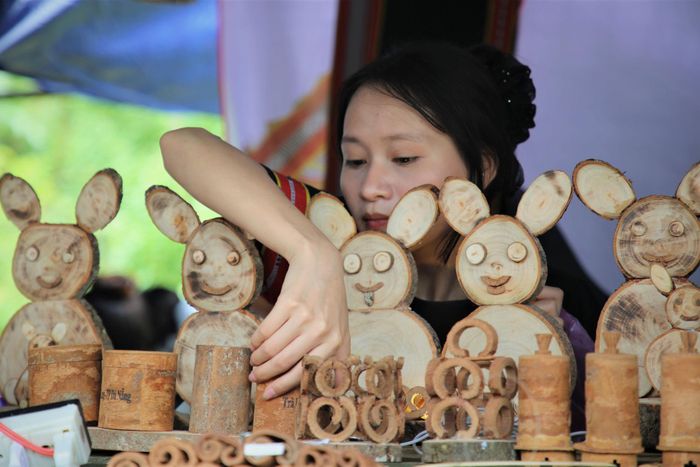 Những "chú thỏ gỗ" ngộ nghĩnh được làm nên từ thân quế Trà My sau đợt khai thác vỏ. Ảnh: ALĂNG NGƯỚC