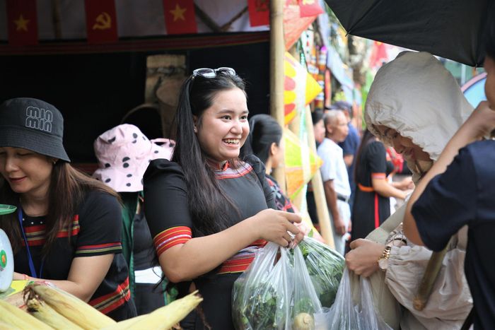 Những thiếu nữ vùng cao chào bán mặt hàng nông sản, phục vụ nhu cầu mua sắm của du khách. Ảnh: ALĂNG NGƯỚC