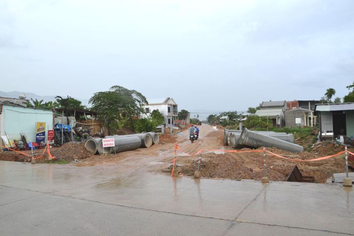 Điểm đầu của đường dẫn cầu An Bình cũng chỉ mới đầu tư đến nút giao ĐT609C. Ảnh: CÔNG TÚ