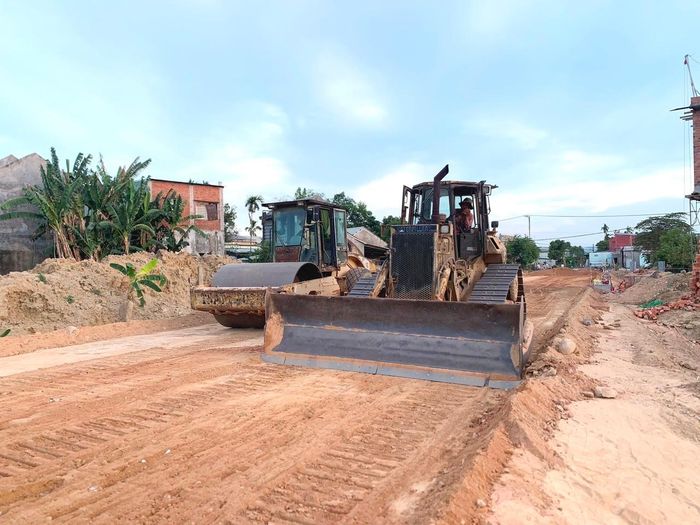 Nhà thầu thi công cầu An Bình sẽ làm xong đường dẫn bờ xã Vu Gia vào cuối tháng 7/2026. Ảnh: CÔNG TÚ