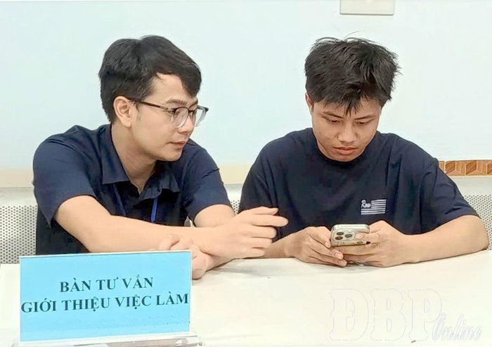 Cán bộ Trung tâm Dịch vụ việc làm tỉnh hướng dẫn anh Tòng Văn Sơn, xã Búng Lao, đăng ký tài khoản trên Sàn giao dịch việc làm Quốc gia.