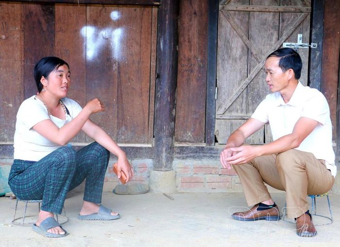 Cán bộ xã Xa Dung tuyên truyền về hệ lụy của tảo hôn cho gia đình có con em tuổi vị thành niên.