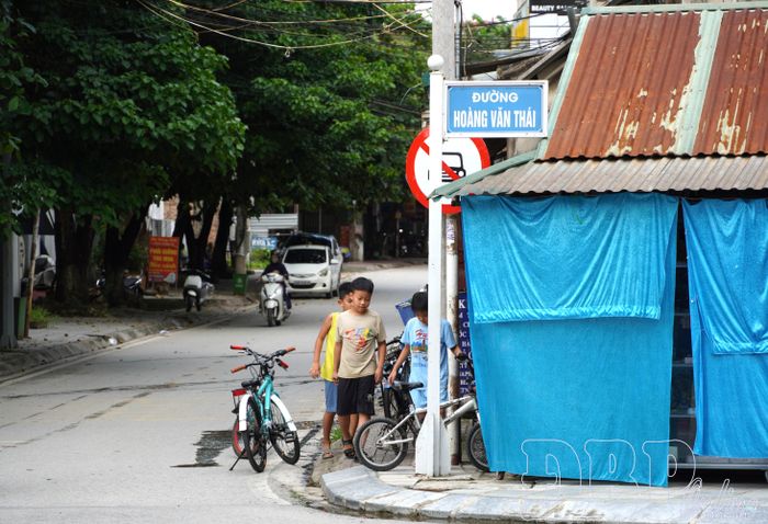 Biển báo cấm ô tô bị che khuất khiến nhiều người điều khiển ô tô theo hướng từ khách sạn A1 về Phân hiệu Đại học Thái Nguyên tại tỉnh Điện Biên vẫn vô tư đi vào tuyến đường này. 