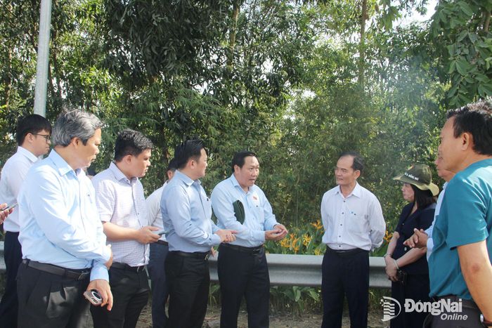 Đoàn Đại biểu Quốc hội thành phố Đồng Nai khảo sát một số dự án gặp khó khăn, vướng mắc tại phường Long Thành.