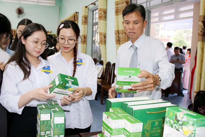Các doanh nghiệp, sinh viên tham quan các gian hàng trưng bày sản phẩm khởi nghiệp, đổi mới sáng tạo tại hội thảo về đổi mới sáng tạo ở Đồng Nai. Ảnh: Hải Quân