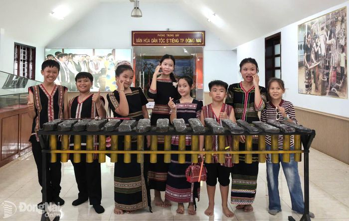 Thành viên lớp học đàn đá xã Thiện Hưng tham quan Khu Bảo tồn văn hóa dân tộc S'tiêng sóc Bom Bo.