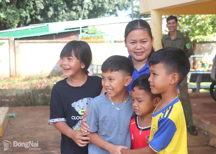 Những trò chơi đơn giản nhưng mang lại niềm vui hồn nhiên, trong trẻo cho trẻ em vùng biên.