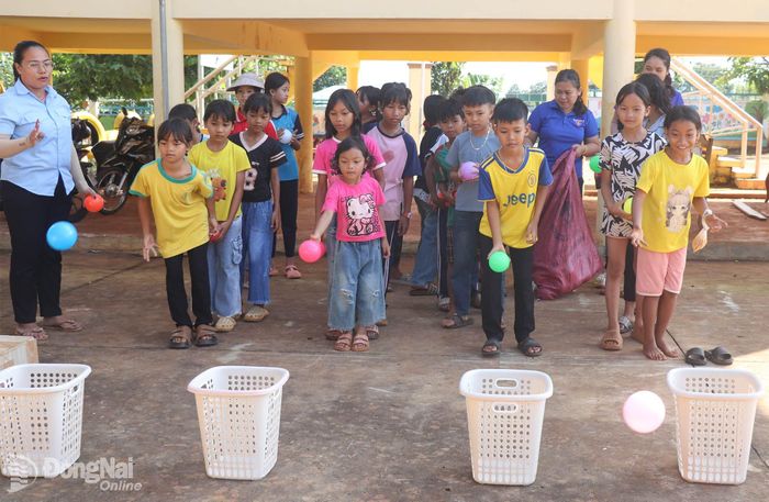 Trẻ em ở thôn Đăk Mai, xã Bù Gia Mập tham gia trò chơi do đoàn viên thanh niên xã tổ chức.
