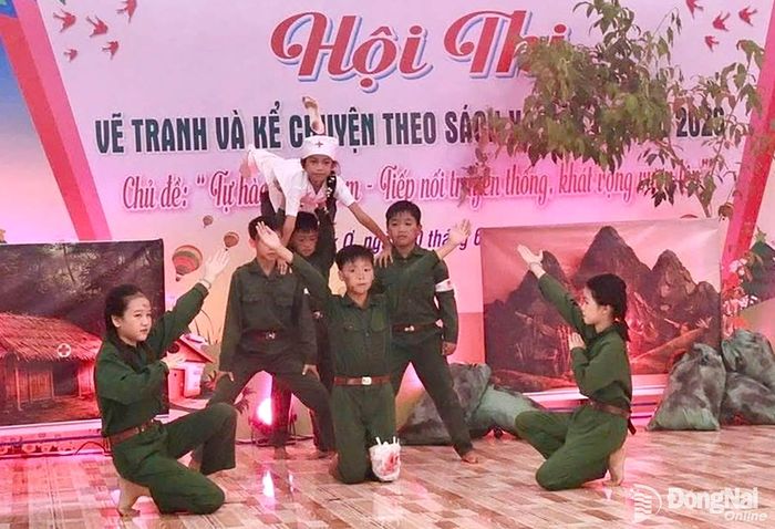 Một tiết mục trong khuôn khổ Hội thi Vẽ tranh và Kể chuyện theo sách xã Đăk Ơ năm 2026 với chủ đề: Tự hào Việt Nam - Tiếp nối truyền thống, khát vọng vươn lên. Ảnh: Hoài Thu
