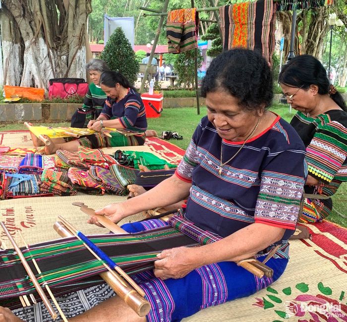 Phụ nữ Mnông đam mê và tự hào nghề dệt truyền thống của đồng bào mình được công nhận là Di sản Văn hóa phi vật thể quốc gia.