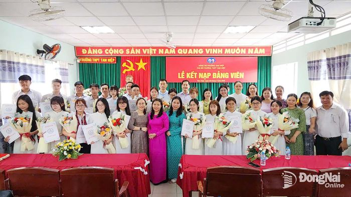 Lần đầu tiên Chi bộ Trường THPT Tam Hiệp tổ chức lễ kết nạp cùng lúc cho 21 đảng viên. Ảnh: Phạm Quang
