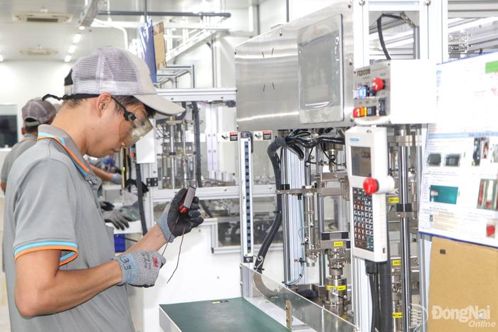 Sản xuất ứng dụng công nghệ cao ở một doanh nghiệp nước ngoài tại Khu công nghiệp Giang Điền. Ảnh: Ngọc Liên