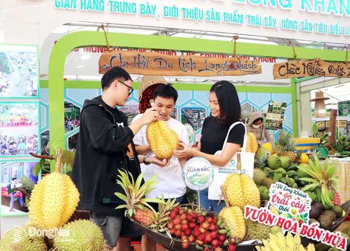 Du khách thích thú với sản phẩm sầu riêng vỏ vàng tại Lễ hội Mùa trái cây Long Khánh (phường Long Khánh). Ảnh: Ngọc Liên