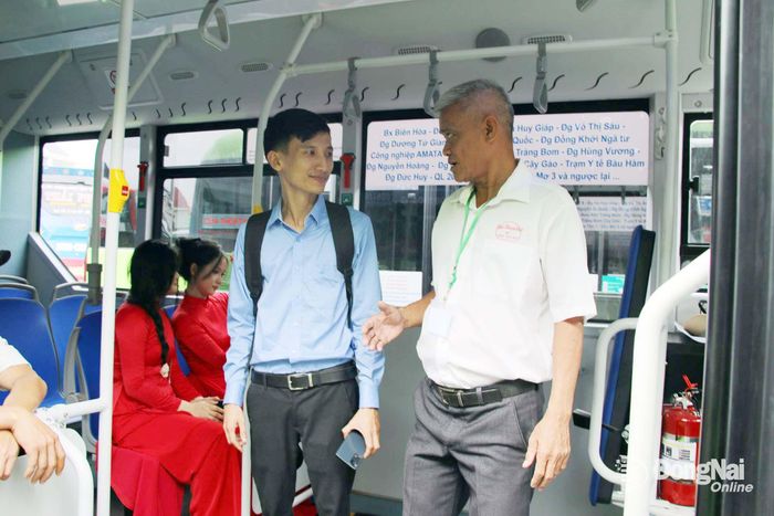 Người dân trải nghiệm tuyến xe buýt điện số 9. Ảnh: Hà Lê