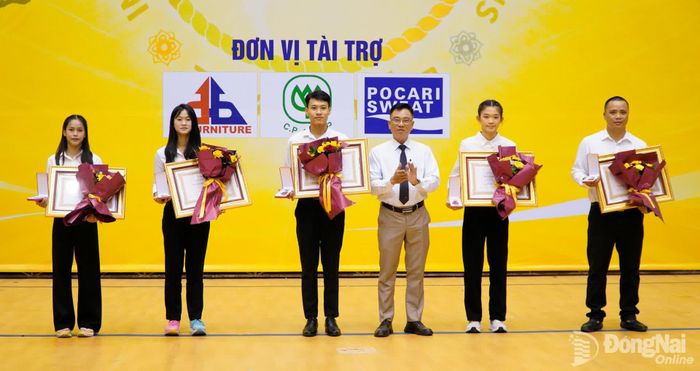 Ban tổ chức trao Huân chương Lao động của Chủ tịch nước cho các huấn luyện viên, vận động viên Đội tuyển Muay quốc gia có thành tích đặc biệt xuất sắc tại đấu trường quốc tế. Ảnh: Thủy Tiên