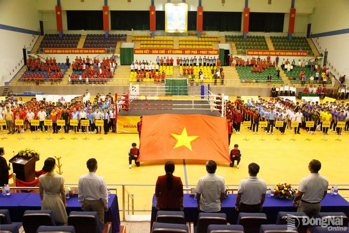 Các đại biểu cùng 24 đoàn vận động viên thực hiện nghi thức chào cờ tại Giải vô địch Muay trẻ quốc gia năm 2026.Ảnh: Thủy Tiên