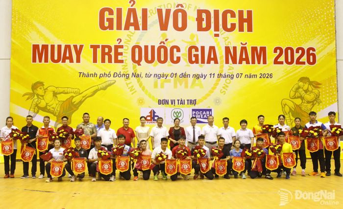 Các đại biểu, ban tổ chức và đại diện các đoàn vận động viên chụp ảnh lưu niệm tại lễ khai mạc. Ảnh: Thủy Tiên