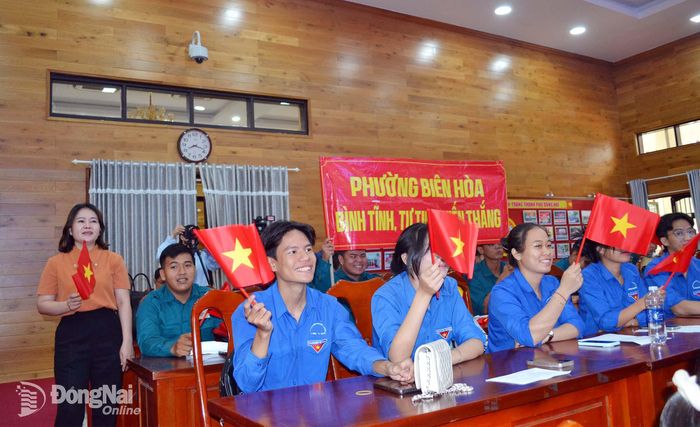 Cổ động viên cổ vũ hội thi. Ảnh: Phương Hằng