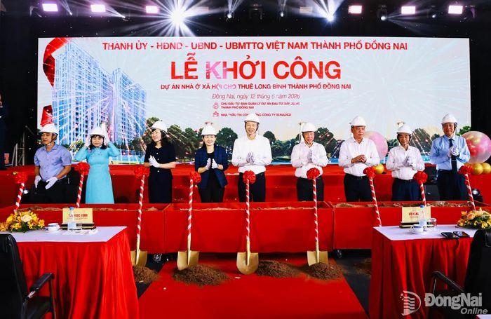 Đồng chí Vũ Hồng Văn, Ủy viên Trung ương Đảng, Bí thư Thành ủy, Trưởng đoàn Đại biểu Quốc hội thành phố Đồng Nai cùng các đại biểu thực hiện nghi thức khởi công Dự án Nhà ở xã hội cho thuê đầu tiên của thành phố tại phường Long Bình. Ảnh: Công Nghĩa