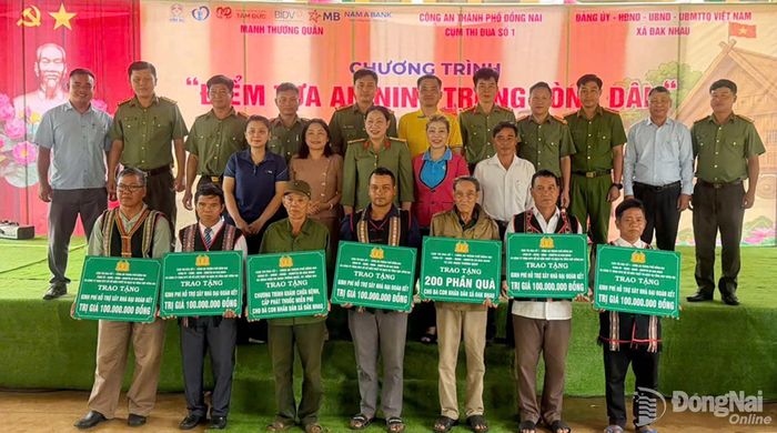 Công an thành phố Đồng Nai trao biểu trưng tặng nhà đại đoàn kết và 200 phần quà cho các gia đình khó khăn của hai xã Đak Nhau và Thọ Sơn. Ảnh: Viết Cường