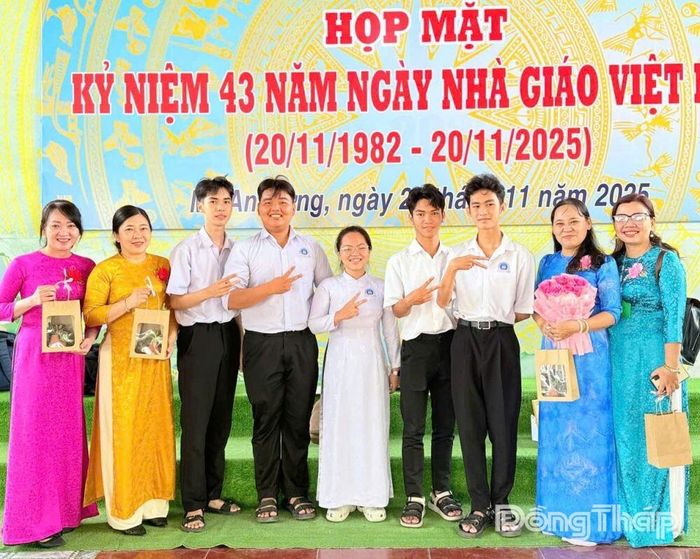 Em Lê Nguyên Gia Phúc (thứ 3 từ phải sang) chụp ảnh lưu niệm với cô giáo và bạn học. Ảnh: NVCC