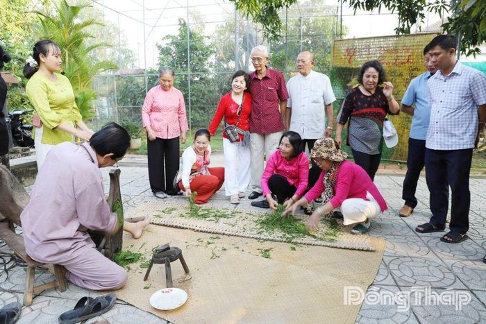 Du khách tham quan, trải nghiệm nghề làm thuốc rê xưa của người dân Cao Lãnh.