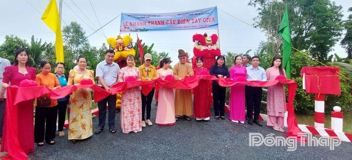 Các đại biểu thực hiện nghi thức cắt băng khánh thành cầu Điền Tây Giữa.