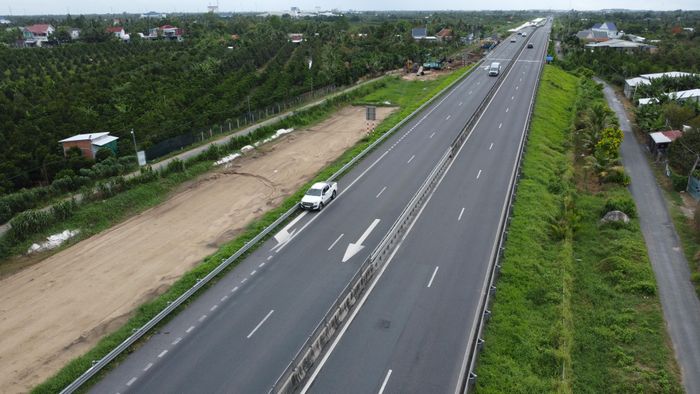 Khoảng 100 km tuyến cao tốc huyết mạch về miền Tây không có trạm dừng nghỉ.