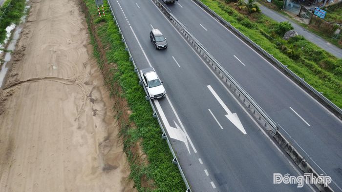 Một phương tiện vào làn dừng khẩn cấp trên tuyến cao tốc Trung Lương - Mỹ Thuận vào chiều ngày 2-7.