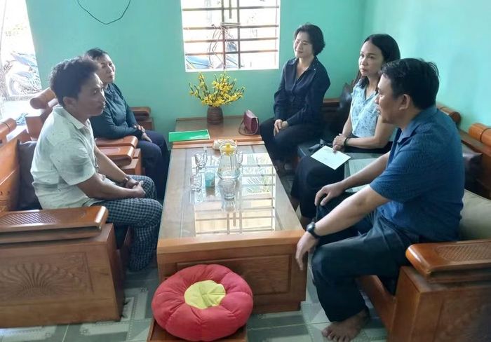 Lãnh đạo Hội Nông dân tỉnh thăm và tặng quà cho các hộ hội viên nông dân có tàu cá bị thiệt hại. Ảnh: Thanh Trà 