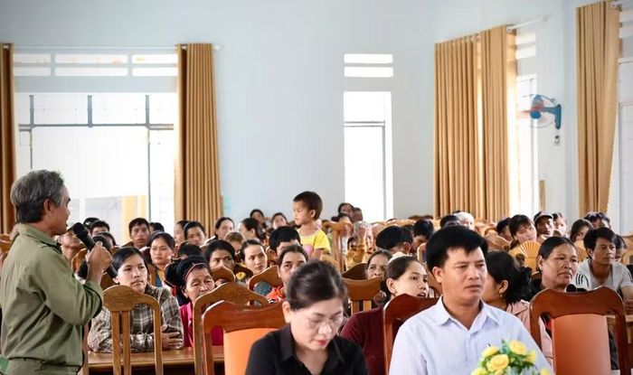  Đông đảo người dân các làng vùng đệm của Vườn quốc gia Kon Ka Kinh đến theo dõi phiên tòa giả định. Ảnh: K.T 