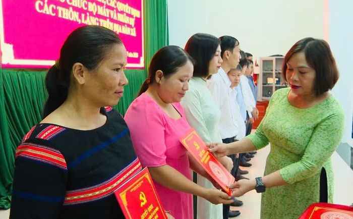 Lãnh đạo Đảng ủy xã trao quyết định của Ban Thường vụ Đảng ủy xã về công tác tổ chức, cán bộ. Ảnh: Rơ Lan Viện