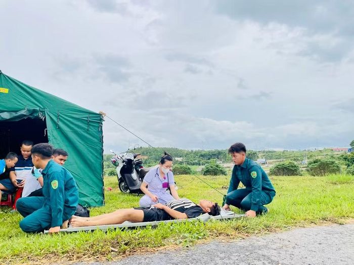  Các lực lượng diễn tập phương án sơ cứu người bị đuối nước. Ảnh: Tuyết Mai 