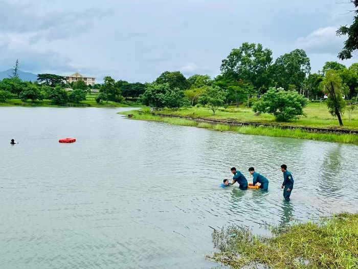  Lực lượng Ban Chỉ huy quân sự xã và Công an xã Đak Pơ diễn tập hỗ trợ ứng cứu nạn nhân vào bờ. Ảnh: Tuyết Mai 