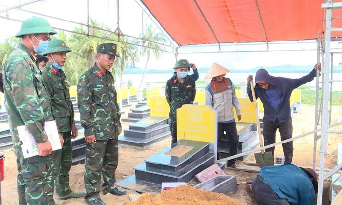  Tại Nghĩa trang Liệt sĩ Mỹ Thắng (xã Phù Mỹ Đông), các thành viên Đội lấy mẫu số 1 vẫn miệt mài thực hiện từng công đoạn theo đúng quy trình kỹ thuật. Ảnh: H.H 